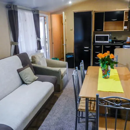 Urocza Przystan Lodge *